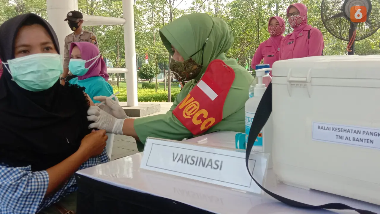 Vaksin Covid-19 Di Kota CIlegon, Banten, Oleh Alumni Akabri 1989. (Senin, 25/10/2021). (Liputan6.com/Yandhi Deslatama).