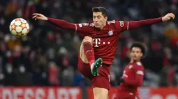 Tiga gol pertama Die Roten dicetak oleh penyerang andalannya, Robert Lewandowski pada menit ke-12, ke-21, dan ke-23. Menurut situs Opta, Lewi menjadi pencetak hattrick tercepat mengalahkan rekor Marco Simone dari AC Milan, yang mencetak trigol dalam waktu 24 menit pada 1996. (AFP/Christof Stache)