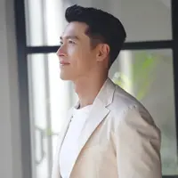 Tentu saja, kita harus meletakkan Hyun Bin di urutan pertama. Siapa yang bisa tak jatuh hati pada pria berusia 39 tahun ini? Selain wajahnya yang tampak tak pernah menua, tubuh yang dijaga dengan baik dan lesung pipi Hyun Bin adalah kombo yang buat hati para perempuan klepek-klepek.