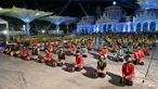 Penari membawakan tarian tradisional Rapa'i Geleng saat pembukaan Festival Ekonomi Syariah Sumatera di depan Masjid Raya Baiturrahman, Banda Aceh, Aceh, 4 Agustus 2022. (Chaideer MAHYUDDIN/AFP)