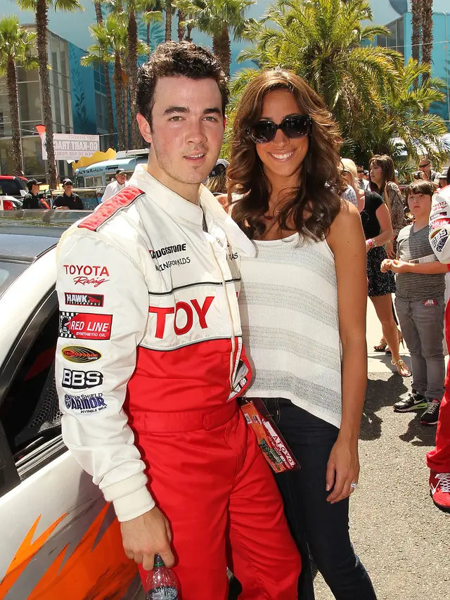 [Bintang] Kevin Jonas dan Danielle Deleasa Sambut Kehamilan Anak Kedua