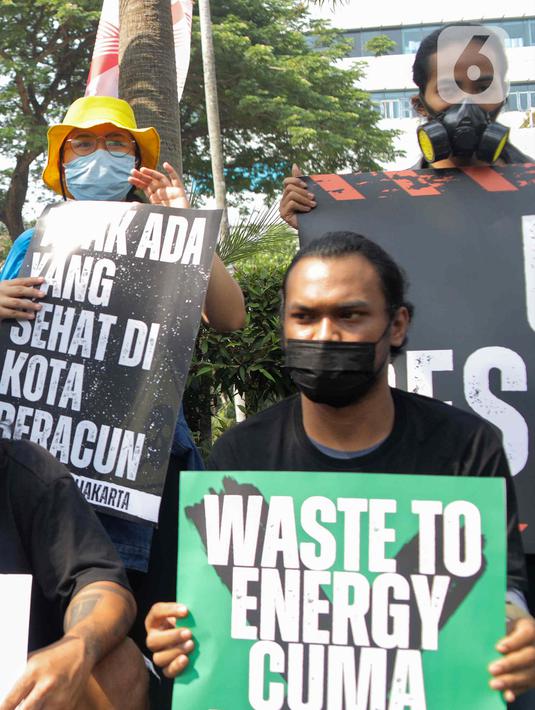 Usai melakukan aksi singkat, massa kemudian masuk ke dalam Gedung DPRD Jakarta untuk melakukan audiensi bersama DPRD dan Pemprov DKI Jakarta. (Liputan6.com/Herman Zakharia)
