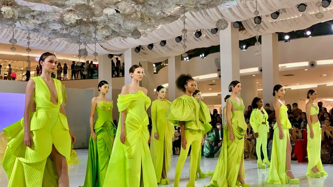 Hian Tjen Pamerkan Koleksi “Lithe” dengan Siluet Edgy yang Dramatis di Bazaar Fashion Festival