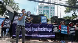 Puluhan aktivis saat melakukan aksi di depan Kantor KKP, Jakarta, Kamis (6/4). Dalam aksinya mereka menuntut kepada Pemerintah untuk memberi kepastian perlindungan hukum kepada nelayan tradisional. (Liputan6.com/Faizal Fanani)