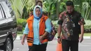 Panitera Pengganti PN Tangerang Tuti Atika tiba untuk menjalani pemeriksaan di gedung KPK, Jakarta, Jumat (6/4). Tuti Atika yang terjaring OTT diperiksa sebagai saksi untuk tersangka Hakim PN Tangerang Wahyu Widya Nurfitri. (Merdeka.com/Dwi Narwoko)