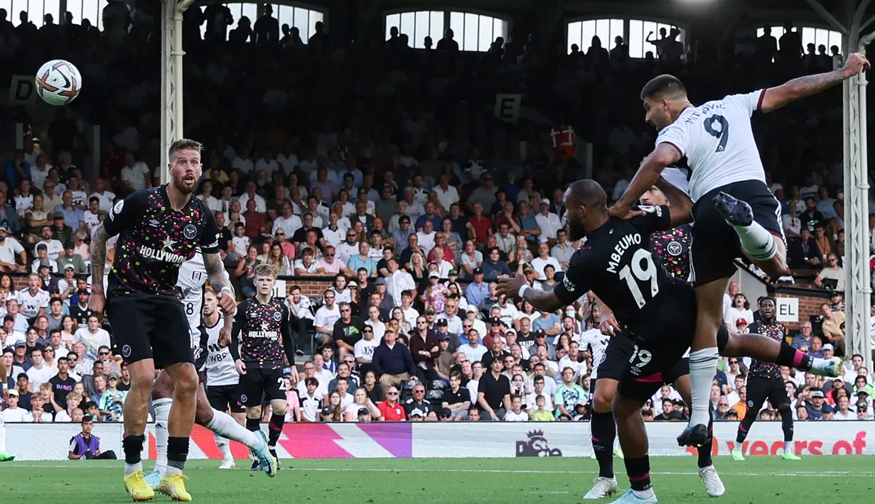 Gol paling telat. Gol paling telat di pekan ke-3 Liga Inggris 2022/2023 juga terjadi di laga Fulham kontra Brentford. Gol ketiga yang juga menjadi penentu kemenangan Fulham dicetak oleh Aleksandar Mitrovic pada menit ke-90. Gol dicetak lewat tandukan kepala usai menerima umpan Kevin Mbabu. (AFP/Adrian Dennis)