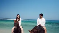 Gaya Sporty Aaliyah Massaid Tetap Aesthetic saat Berkuda di Sumba