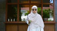 Bisa juga memadukan dress plisket putih dengan rok panjang beige yang serasi dengan kerudungnya. Cocok dengan Converse tinggi.  [@natasharizkynew]