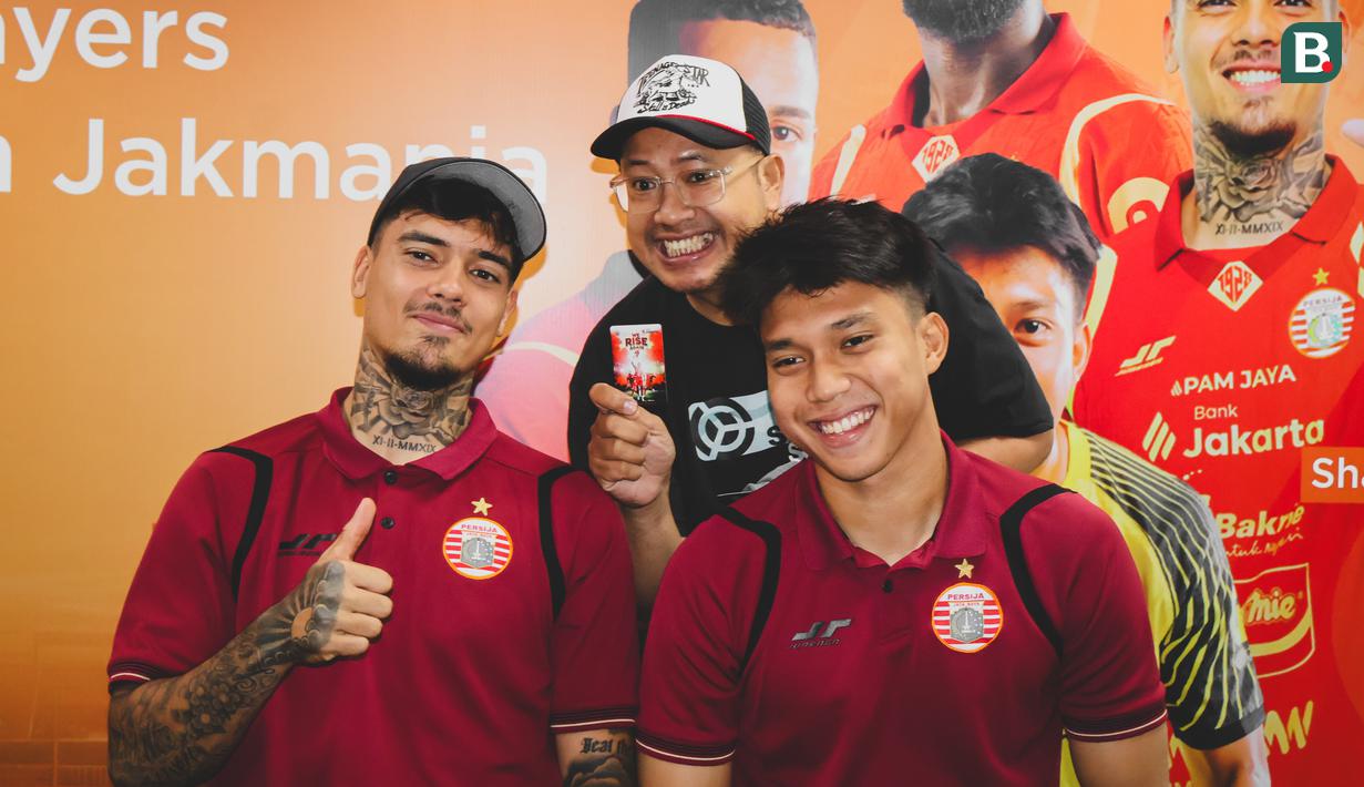 Pemain Persija Jakarta Shayne Pattynama dan Hafız Rizkianur berpose dengan Jakmania dalam acara meet and greet di Kantor Pusat Bank Jakarta pada Rabu (18/2/2025). (Bola.com/Nur Iman Ali)