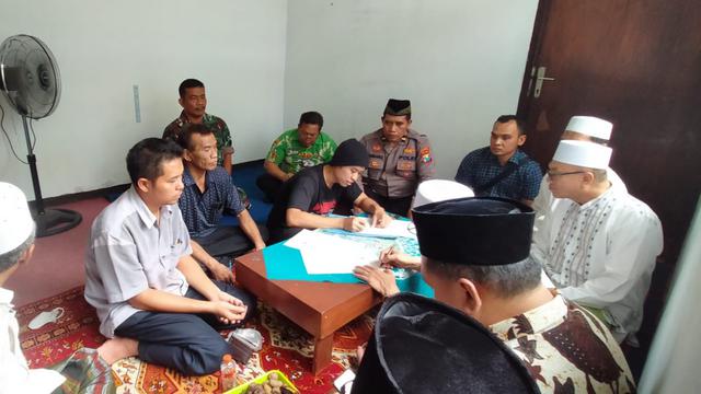 Kelompok aliran sesat pimpinan Mahfudijanto menyatakan tobat. (Dian Kurniawan/Liputan6.com)