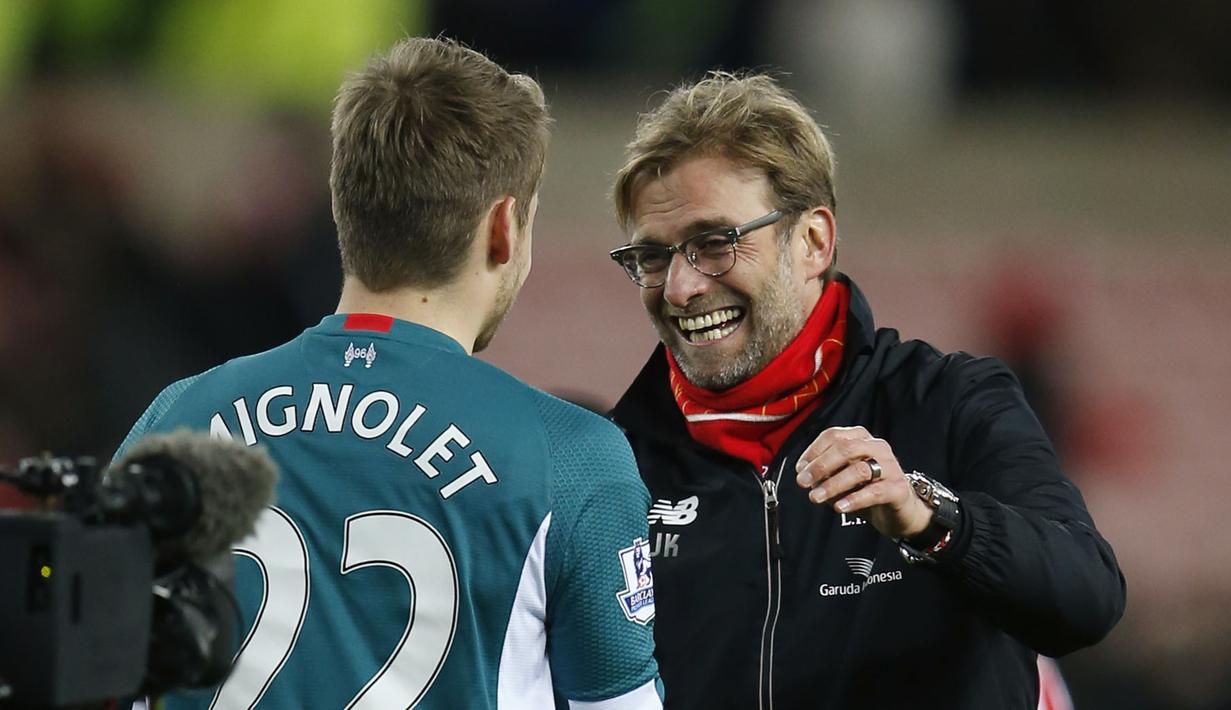  Juergen Klopp merayakan kemenangan bersama  kiper Liverpool, Simon Mignolet usai mengalahkan Sunderland 1-0 pada Lanjutan Liga premier Inggris di Stadion Light, Inggris, Kamis (31/12/31) dini hari WIB.   (Reuters/Lee Smith)
