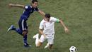 Pemain Jepang, Tomoaki Makino (kiri) berebut bola dengan pemain Polandia, Robert Lewandowski pada laga terakhir grup H di Volgograd Arena, Volgograd, Rusia (28/6/2018). Jepang kalah 0-1 dari Polandia. (AP/Themba Hadebe)