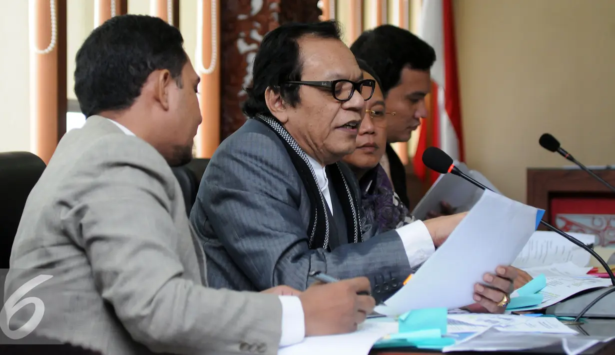 Tim kuasa hukum membacakan aduan saat menjalani sidang pengaduan pelanggaran kode etik penyelenggara pemilu dengan teradu Ketua KPU Husni Kamil Manik dan anggota KPU Sigit Pamungkas diDKPP, Jakarta, Rabu (8/6/2016). (Liputan6.com/Helmi Fithriansyah)