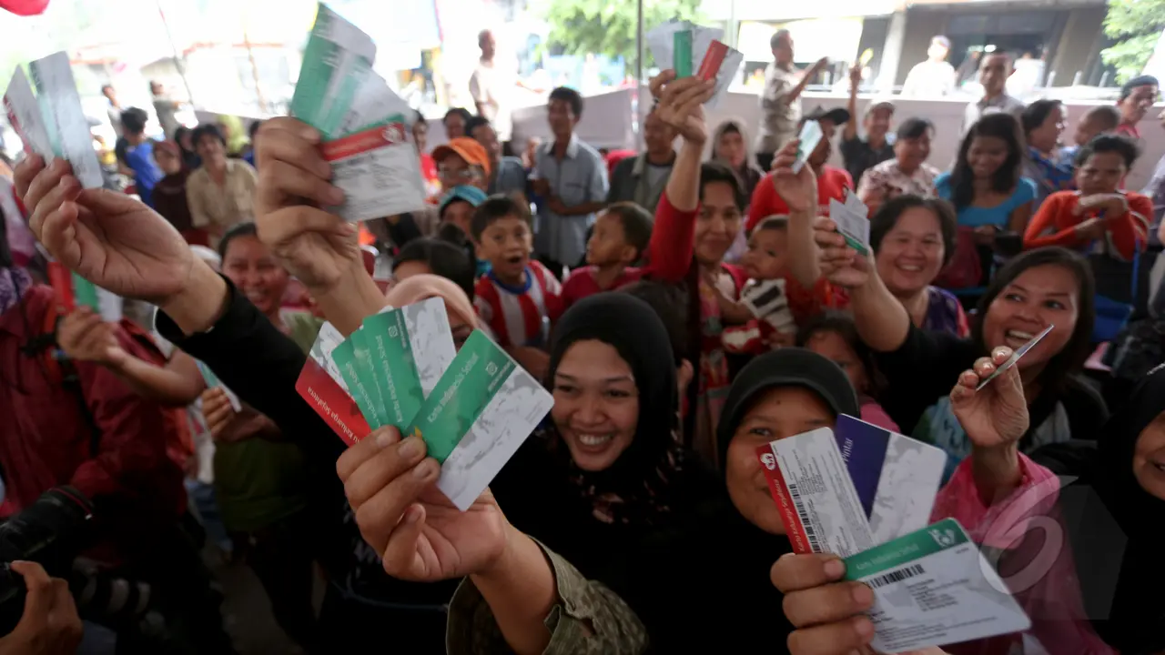 Jokowi Bagikan 3 'Kartu Sakti' ke Warga Penjaringan