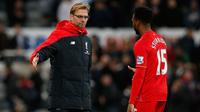 Pelatih Liverpool, Jurgen Klopp (kiri) berjabat tangan dengan Daniel Sturridge usai pertandingan melawan Newcastle di Liga Inggris di Stadion St James Park, Inggris (6/12). Liverpool kalah 2-0 atas Newcastle. (Reuters/Lee Smith)