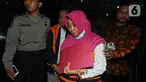Kepala Dinas Pekerjaan Umum dan SDA, Sunarti Setyaningsih mengenakan rompi tahanan usai menjalani pemeriksaan 1x24 jam pasca terjaring oprasi tangkap tangan (OTT) di Gedung KPK, Jakarta, Kamis (9/1/2020). (merdeka.com/Dwi Narwoko)