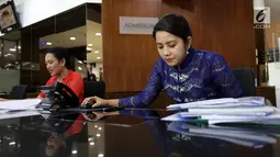 Dua tenaga administrasi kenakan baju kebaya saat peringati Hari Kartini di RS Siloam TB Simatupang, Jakarta, Sabtu (21/4). Kegiatan ini untuk mengenang jasa-jasa Kartini sebagai sosok pejuang wanita. (Liputan6.com/Fery Pradolo)