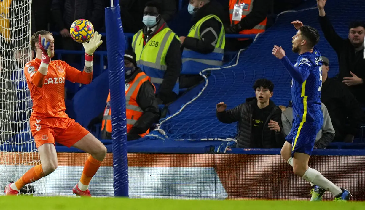 Penjaga gawang Everton Jordan Pickford menghalau pemain Chelsea Jorginho yang mencoba untuk mencetak gol ke gawangnya pada pertandingan sepak bola Liga Inggris di Stadion Stamford Bridge, London, Inggris, 16 Desember 2021. Pertandingan berakhir imbang 1-1. (AP Photo/Alastair Grant)