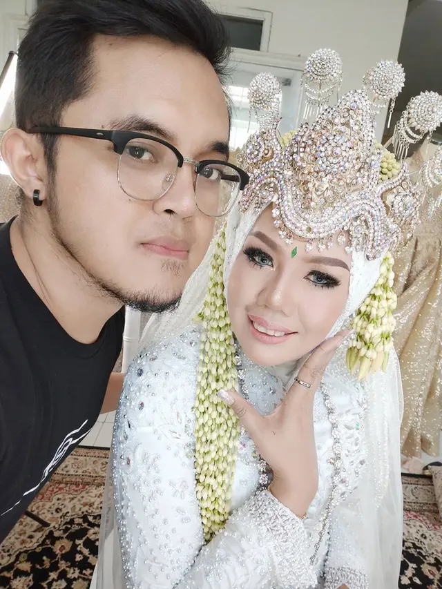6 Momen Ely Sugigi Pakai Baju Pengantin Bareng Pacar, Pamer Kemesraan