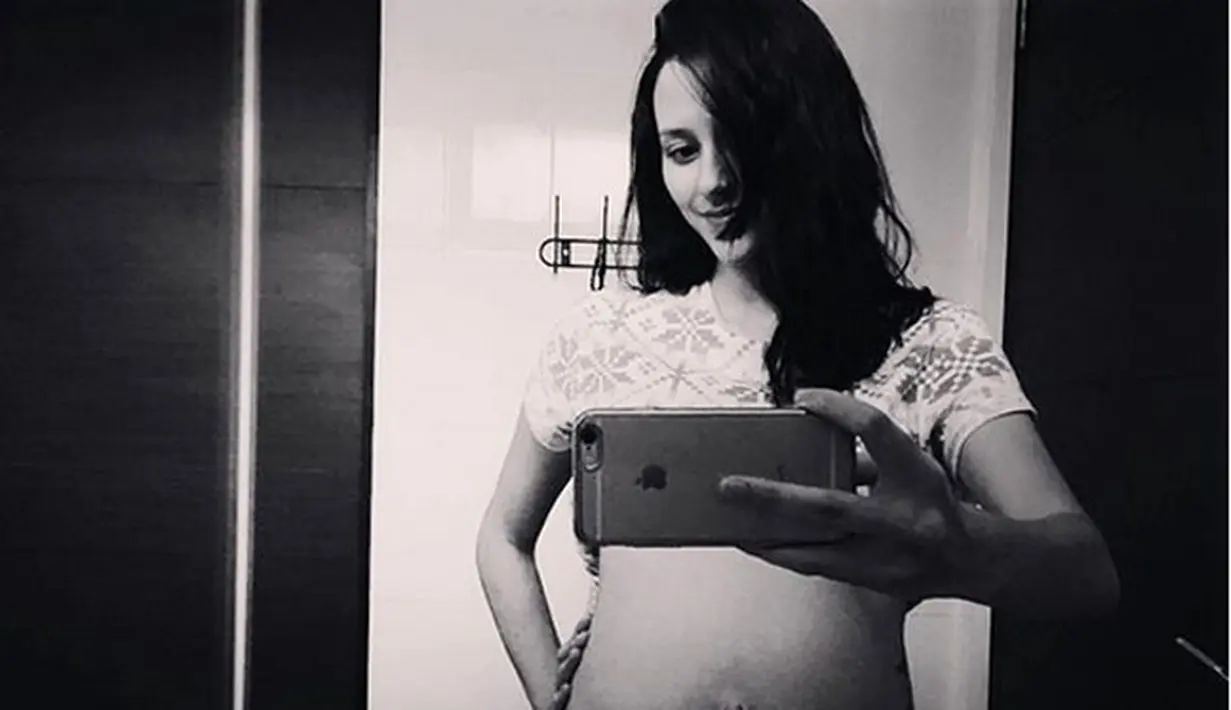 Pemeran sinetron dan bintang FTV Dahlia Poland bersama sang suami Fandy Christian tengah menanti buah hati. Kini usia kandungan Dahlia masuk usia 32 minggu. (Instagram/fandych)