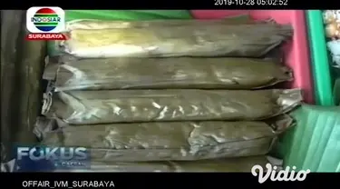 Melestarikan budaya yang menawarkan berbagai kuliner dan barang, dengan gaya dari masa lalu. Uniknya, para pengunjung dan pedagang bertransaksi menggunakan koin dari bambu.