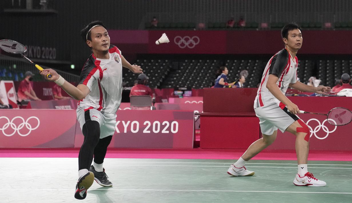 Memasuki gim kedua, laga berjalan ketat, hingga Hendra/Ahsan tertinggal 10-11 di interval gim kedua. Choi Sol Gyu/Seo Seung Jae terus menekan hingga poin-poin akhir dan sukses menutup gim kedua 21-19. (Foto: AP/Markus Schreiber)
