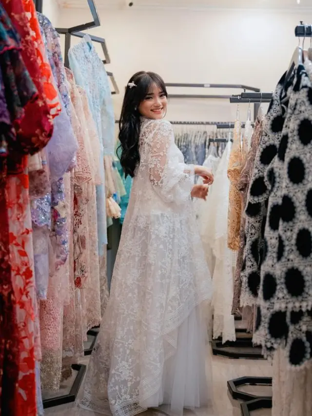 Gaya Artis Tanah Air Dibalut Baju Lebaran Lace Putih saat Lebaran.