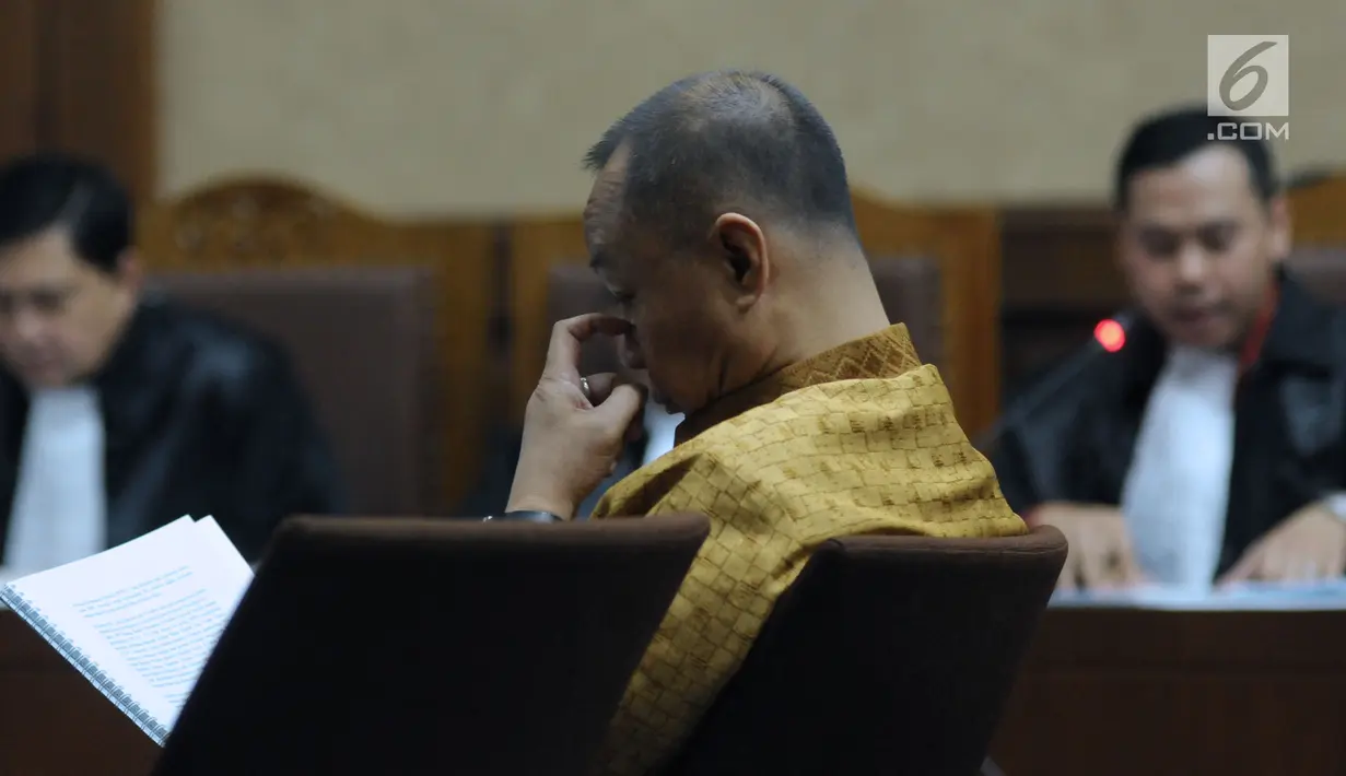 Mantan Kepala BPPN, Syafruddin Arsyad Temenggung saat menjalani sidang pembacaan eksepsi atas dakwaan di Pengadilan Tipikor Jakarta, Senin (21/5). Syafruddin tersangka kasus penerbitan SKL dalam BLBI kepada BDNI. (Liputan6.com/Helmi Fithriansyah)