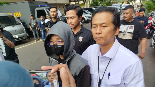 Polda Metro Jaya meringkus pegawai honorer Suku Dinas Penanggulangan Kebakaran dan Penyelamatan (Gulkarmat) Jakarta Timur yang mencabuli anak kandungnya, Selasa (2/4/2024).