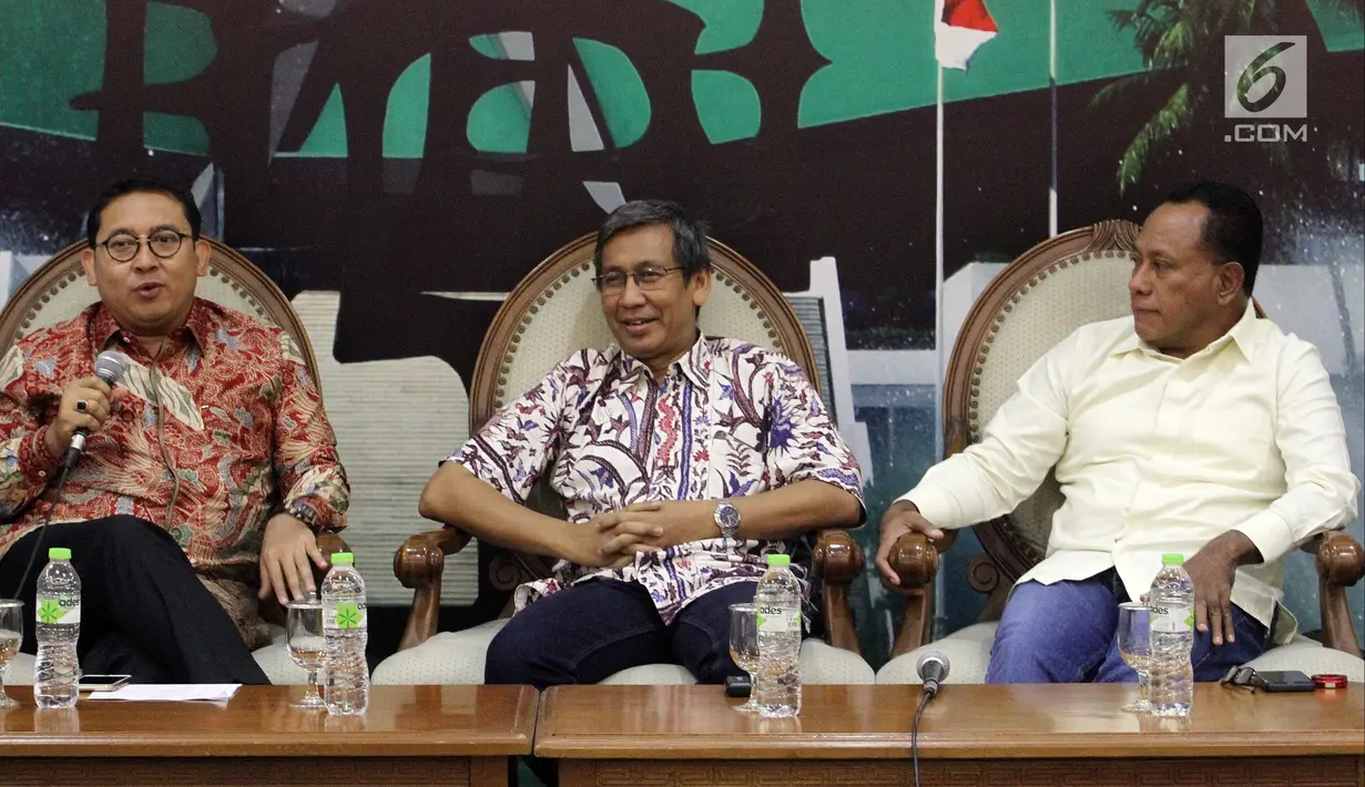 Anggota MPR Fraksi Gerindra, Fadli Zon (kiri) bersama pakar komunikasi politik Hamdi Muluk (tengah) dan Anggota MPR Fraksi PDIP Komarudin Watubun (kanan) saat menjadi narasumber diskusi Empat Pilar MPR di Jakarta, Jumat (5/10). (Liputan6.com/JohanTallo)
