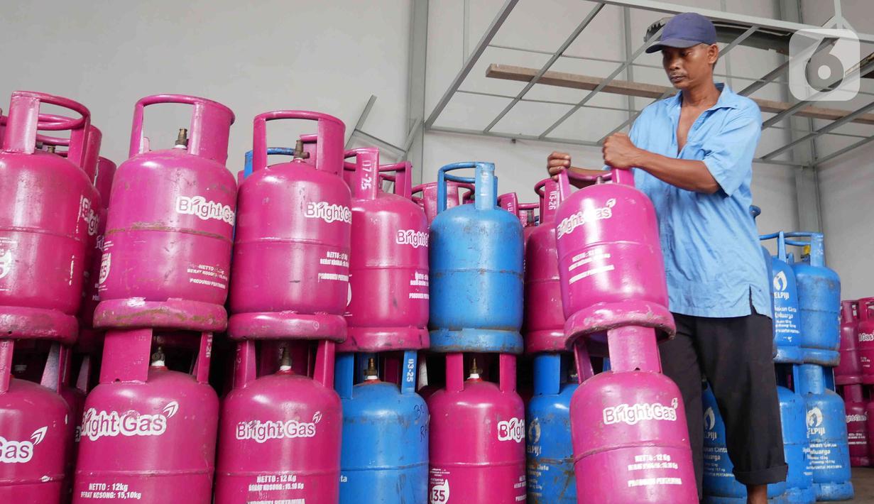 Petugas menata tabung gas LPG non-subsidi di sebuah agen gas di kawasan Jakarta, Kamis (30/12/2021). Pertamina memastikan stok LPG nasional, baik LPG PSO maupun Non PSO, dalam kondisi aman menjelang pergantian Tahun Baru 2022. (Liputan6.com/Angga Yuniar)
