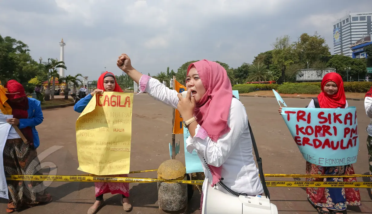 Seorang mahasiswi berorasi dihadapan aktivis Pergerakan Mahasiswa Islam Indonesia Puteri yang menggelar aksi memperingati Hari Kelahiran Pancasila, di depan Istana Merdeka, Jakarta, Senin (1/6/2015). (Liputan6.com/Faizal Fanani)