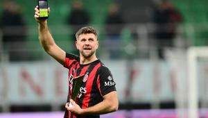 Penyerang AC Milan, Niclas Fullkrug, memegang ponsel untuk merekam suasana stadion setelah dianugerahi trofi “Player of the Game” seusai pertandingan Liga Italia Serie A antara AC Milan dan Lecce di Stadion San Siro, Milan, Italia utara, pada 18 Januari 2026. (Stefano RELLANDINI / AFP)
