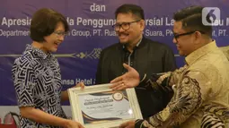 PT Surya Citra Media (SCM) menerima apresiasi terhadap pengguna komersial yang paling taat membayar royalti dari Lembaga Manajemen Kolektif Nasional (LMKN). (Liputan6.com/Herman Zakharia)