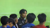 Arif Suyono saat memberkan instruksi kepada tim Porprov Kota Batu. (Bola.com/Iwan Setiawan)