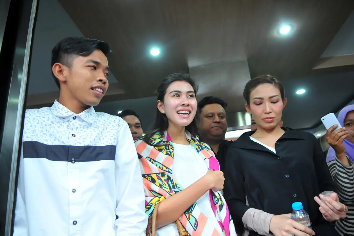 [Bintang] Syahnaz dan Ayu Dewi