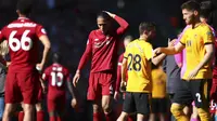 Bek Liverpool, Virgil van Dijk, tampak lesu usai gagal meraih gelar juara Premier League di Stadion Anfield, Minggu (12/5). Liverpool menyudahi musim ini di peringkat kedua klasemen Premier League dengan nilai 97. (AP/Dave Thompson)