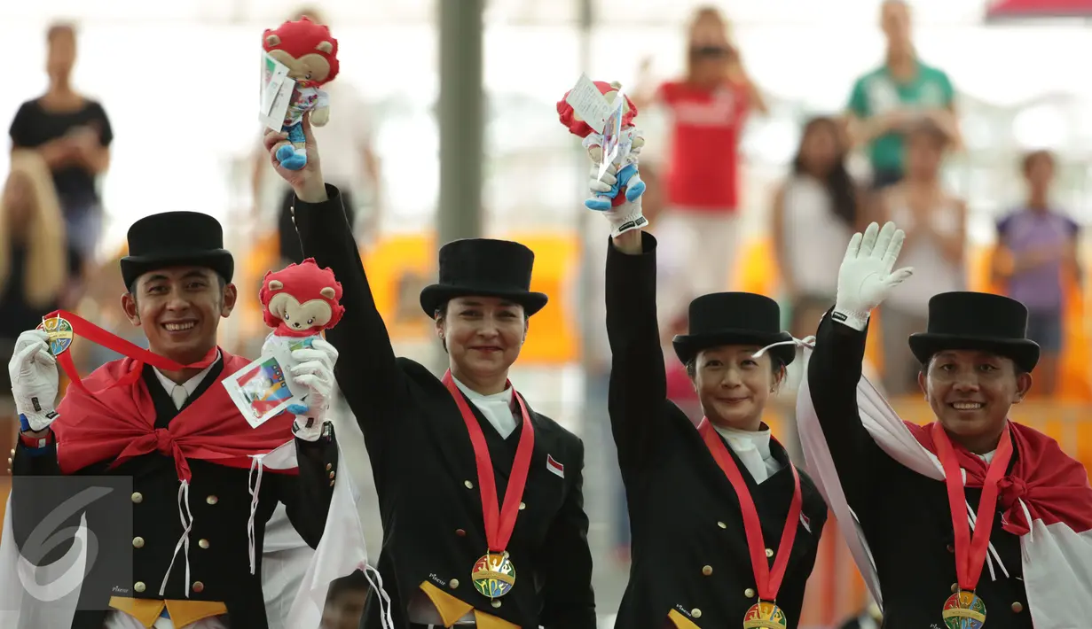 Tim berkuda Indonesia meraih medali emas Sea Games 2015 nomor nomor tunggang serasi tim yang dihelat di Singapore Turf Club Riding Centre, Sabtu (6/6/2015). Tampak, tim berkuda Indonesia berfoto usai pengalungan medali. (Liputan6.com/Helmi Fithriansyah)