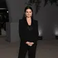 Selena Gomez saat tiba di acara tahunan kedua Academy Museum di Academy Museum of Motion Pictures di Los Angeles, Amerika, Sabtu (15/10/2022). Lama tak terlihat, Selena Gomez tampil anggun dan menawan dengan balutan busana serba hitam. (Jon Kopaloff/Getty Images via AFP)