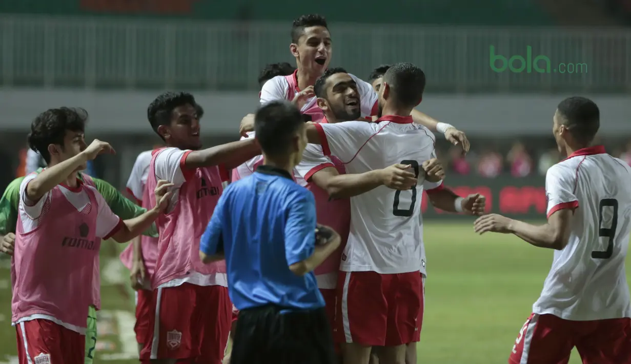 Para pemain Bahrain merayakan gol ke gawang timnas Indonesia U-23 pada laga PSSI Anniversary Cu 2018 di Stadion Pakansari, Bogor, (26/4/2018). Bahrain menang 1-0. (Bola.com/Nick Hanoatubun)