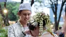 Dalam prosesi akad nikah kala itu cukup mengharukan di saat Rinni meminta izin kepada kakak kandungnya yang akan menikahkan ia dengan Jevin. Pasalnya, ayah Rinni diketahui telah meninggal dunia beberapa waktu lalu. (Deki Prayoga/Bintang.com)