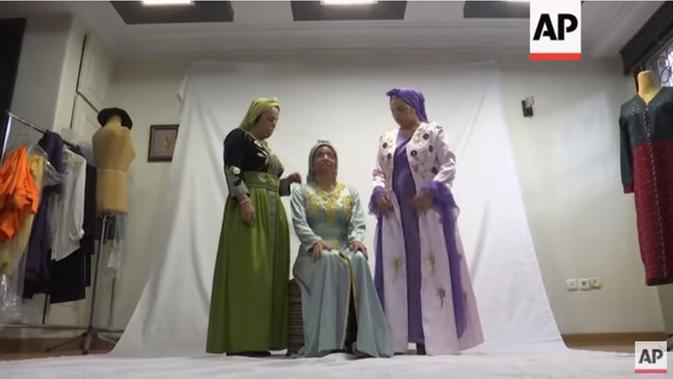 Tiga perempuan peyintas serangan air keras asal Iran menantang tabu lewat modeling. (dok. tangkapan layar YouTube/AP Archive)
