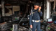 Seorang satpam mengecek keadaan kios usai terbakar di Pasar Senen, Jakarta, Jumat (20/1). Badan Penanggulangan Bencana Daerah DKI Jakarta menyatakan jumlah kios Pasar Senen sebanyak 1.691 kios. (Liputan6.com/Gempur M Surya)