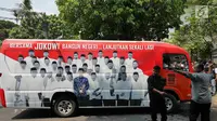 Minibus tim pemenangan Joko Widodo-Ma'ruf Amin diberangkatkan untuk wilayah Jawa Barat dari Menteng, Jakarta, Senin (27/8). Sebanyak lima kendaraan ini nantinya akan digunakan selama kampanye Pilpres 2019. (Liputan6.com/Herman Zakharia)