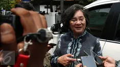 Mantan Menteri Negara Pemberdayaan Perempuan di kabinet Indonesia bersatu pada 2004-2009 Meutia Hatta  berjalan usai mengunjungi mantan Menteri Kesehatan Siti Fadilah Supari di Rutan Pondok Bambu, Jakarta, Kamis (10/11). (Liputan6.com/Johan Tallo)