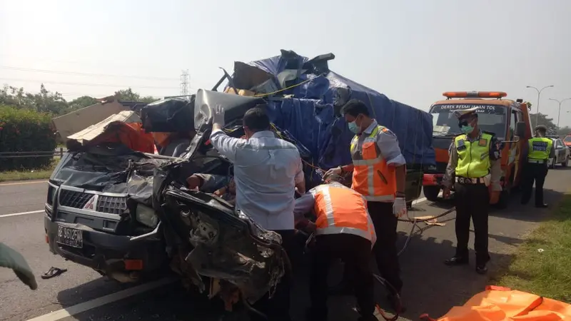 Pick Up Terlibat Kecelakaan Di Tol Tangerang-Merak, Dua Orang Meninggal Dunia. (Selasa, 11/05/2021). (Dokumentasi PJR Ciujung Korlantas Polri).