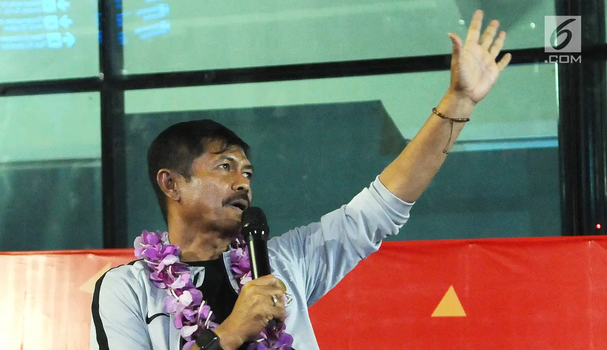Pelatih Timnas Indonesia U-22 Indra Sjafri memberikan sambutan setelah tiba di Bandara Soekarno Hatta, Tangerang, Rabu (27/2). Para pemain Timnas Indonesia U-22 baru saja menjuarai Piala AFF U-22 2019 di Kamboja. (Liputan6.com/Herman Zakharia)
