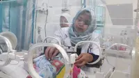Dokter memeriksa kondisi kesehatan bayi kembar tiga yang dilahirkan di RSUD Cilacap. (Foto: Liputan6.com/Muhamad Ridlo)
