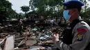 Sejumlah petugas menertibkan bangunan liar dan pedagang kaki lima di Jalan Tebet Barat Raya, Jakarta, Rabu (3/12/2014). (Liputan6.com/Johan Tallo)