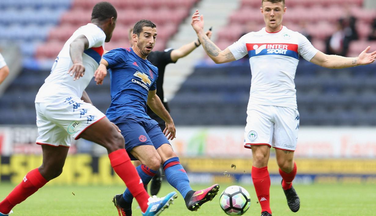 Aksi pemain baru MU, Henrikh Mkhitaryan, saat melawan Wigan Athletic dalam laga persahabatan di Stadion DW, Wigan, (16/7/2016). (Bola.com/Twitter/ManUtd)